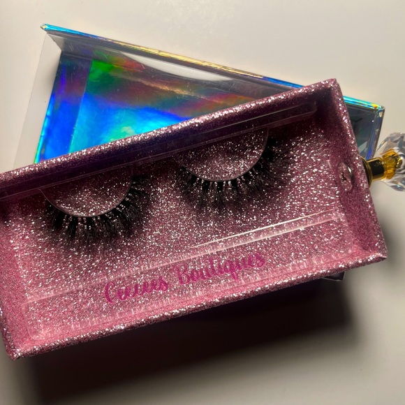 Lola- False Eyelashes - Picture 1 of 2